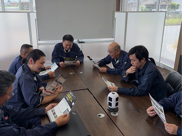 社内での打ち合わせの様子